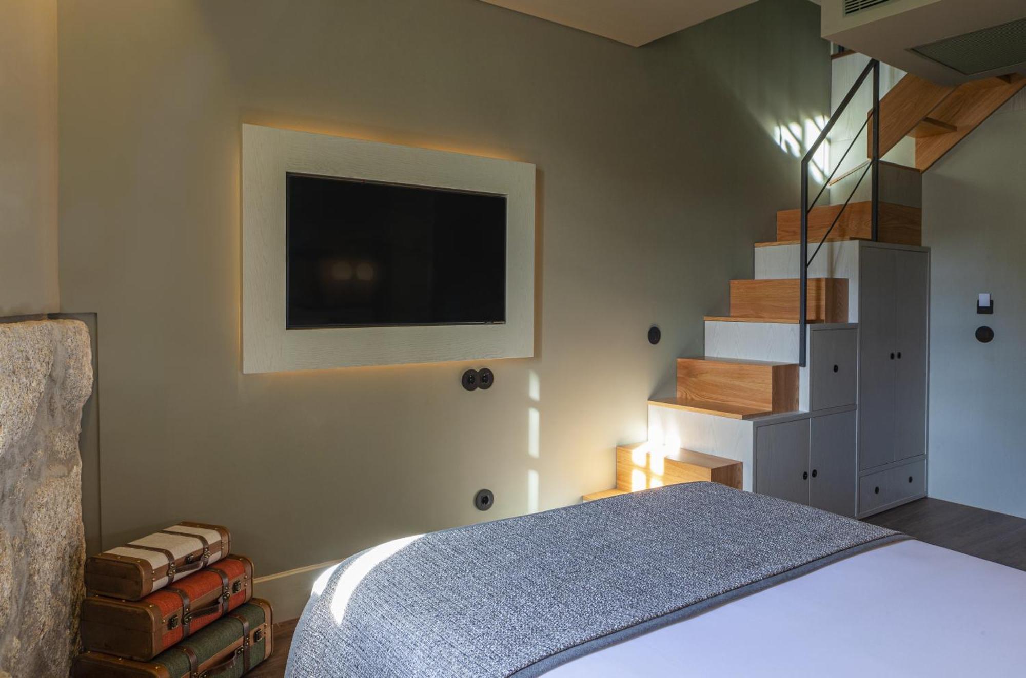 Hotel Timbre Virtudes à OOporto Extérieur photo A television mounted on a wall