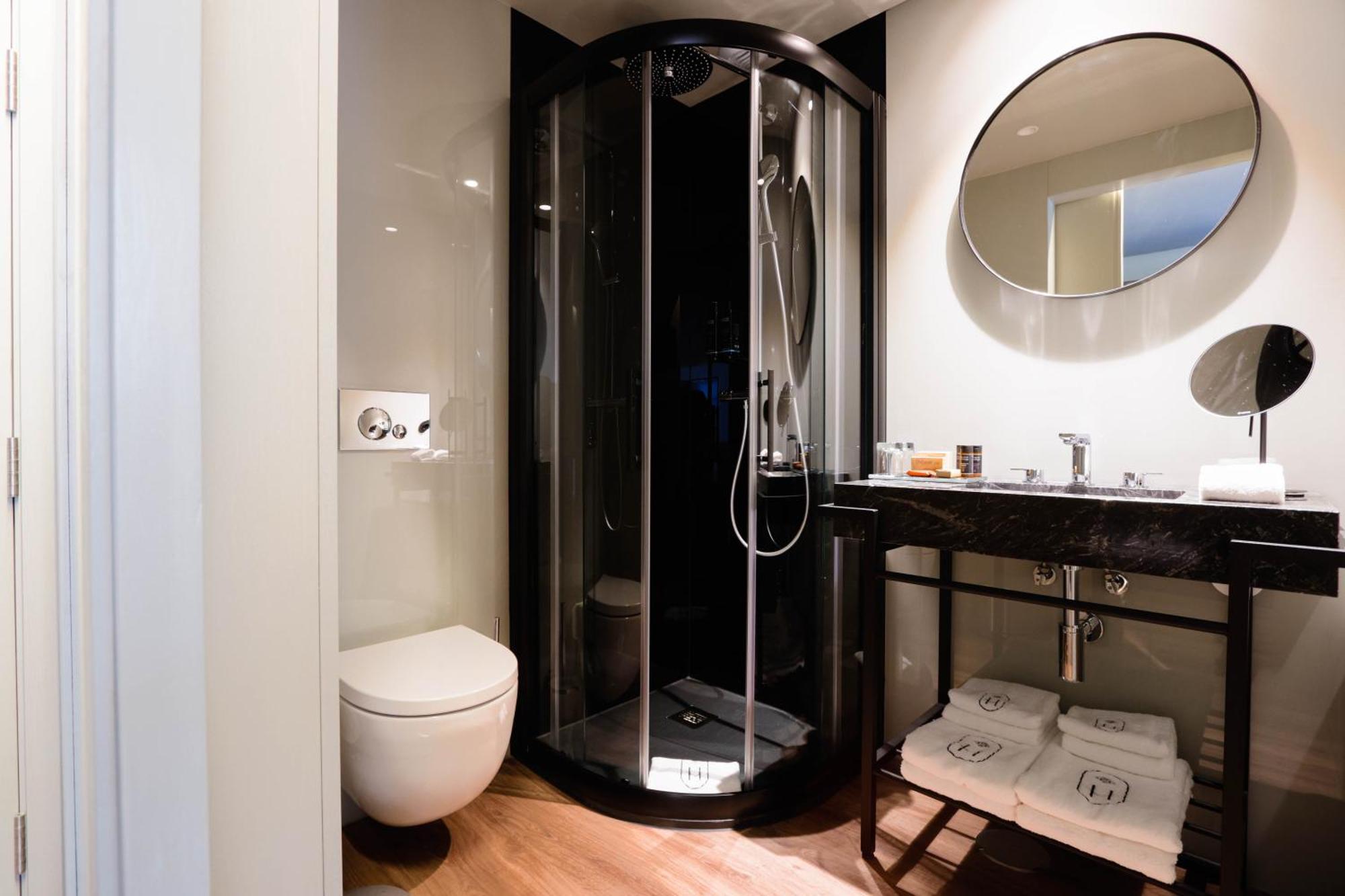 Hotel Timbre Virtudes à OOporto Extérieur photo A shower cubicle