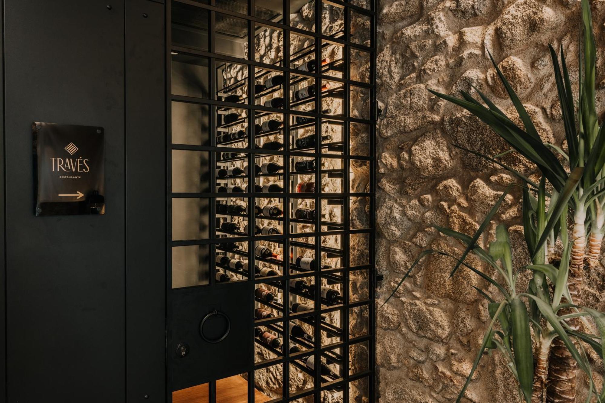 Hotel Timbre Virtudes à OOporto Extérieur photo Wine rack at the entrance of the hotel